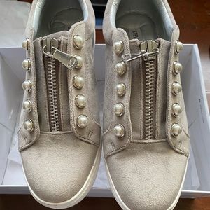 Grey side sneaker with Pearls